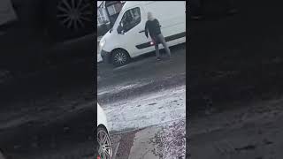 Buz Tutan Kapıyı Açmaya Çalışırken Kapı Kolu Elinde Kaldı