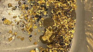 Gold panning in Alabama. Gold sluicing . How to find Garnets and other gemstones. 💎 #gold #gems
