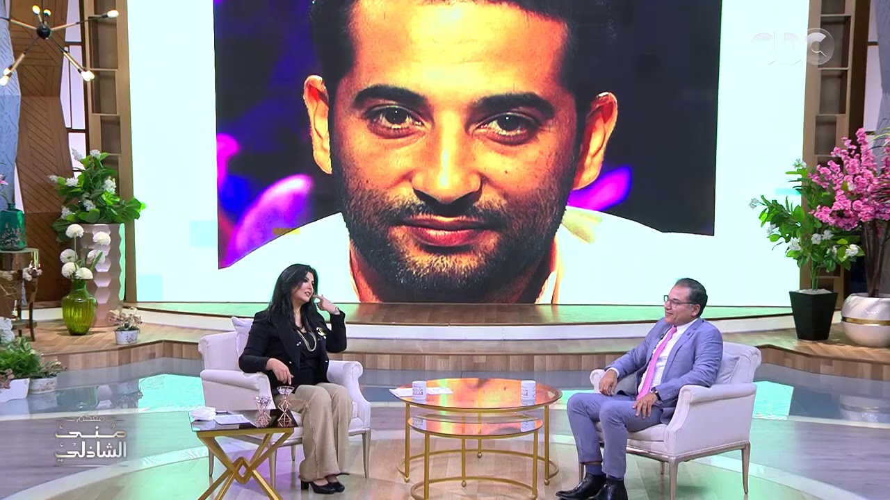 عمرو سعد يفاجئ شقيقه الأكبر مع منى الشاذلي .. هاجي أحب على إيدك