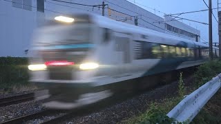 （E257系2000番台NA-08編成）新宿からの臨時夜行特急ナイトエクスプレス信州号長野行き早朝の村井駅付近を通過（8月1日撮影）