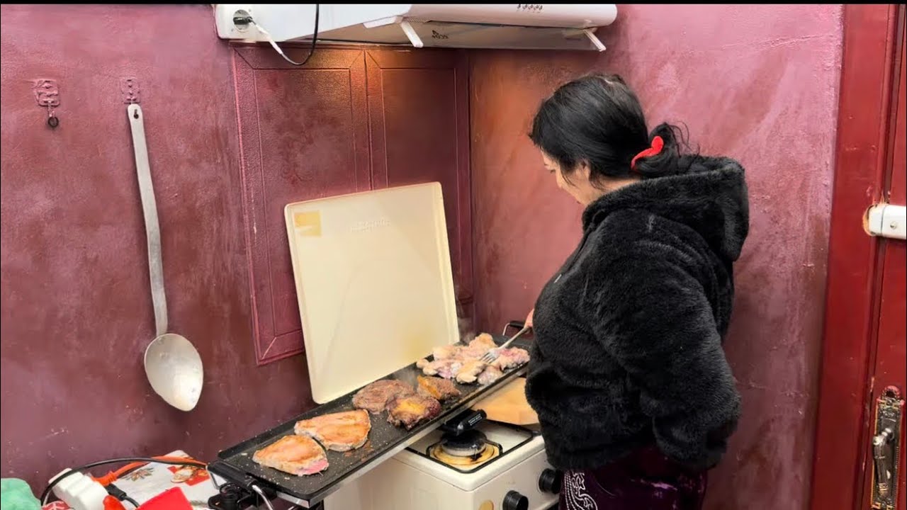 Grătar în casă și discuții în șatra la Strehaia despre Patroana!