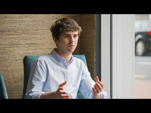 Vídeo: Patrimoni net de Freddie Highmore: wiki, casat, família, casament, sou, germans