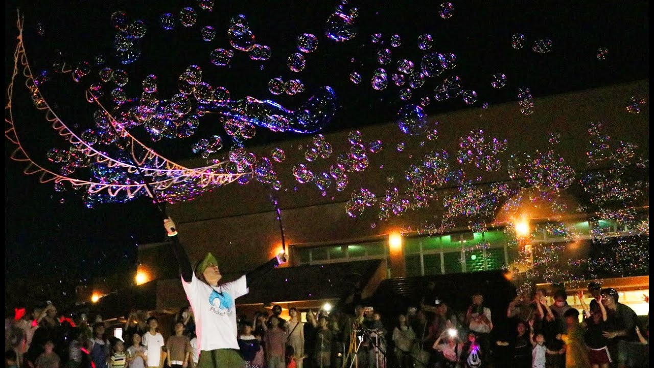 キラキラふわふわ　幻想的な夜のシャボン玉ショーに観衆200人超　名張