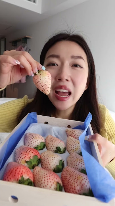 MUKBANG COMPARES JAPANESE 1 MILLION SULTAN STRAWBERRIES VS. REGULAR SUPERMARKET STRAWBERRIES! WHA...
