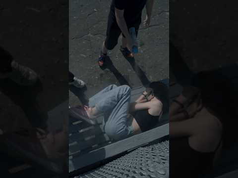 ДЕРГАЕТСЯ КАК ТАРАКАН, ЗАБРЫЗГАЛИ С ДИХЛОФОСА #shorts