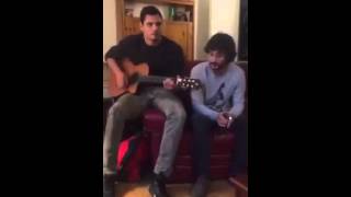 Jeremy Frérot qui chante avec Florent Manaudou