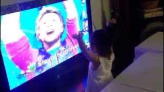 Jayla sings to (Hi-5) When you wish upon a star (7April2014)