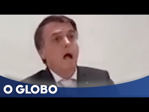 Bolsonaro imita falta de ar por Covid-19