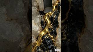 Right in the middle of this black quartz, a natural gold vein is completely hidden.🖤🤑