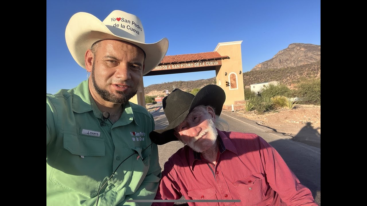 Favian Lameda y El Pinto pasean a caballo por las calles de San Pedro de la Cueva