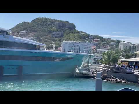 Mega yate a perde control y crash den pier na St Maarten Yacht Haven 
