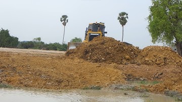 The Great Operator​ Dump Truck With​ Bulldozer SHANTUI Push the soil into the water