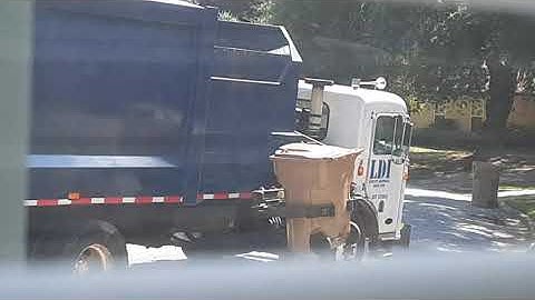 Short clip of a Peterbilt 320 Heil Python!