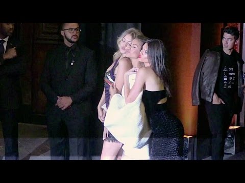 Zendaya Kendall Jenner And Gigi Hadid Take The Pose At Vogue Party In Paris