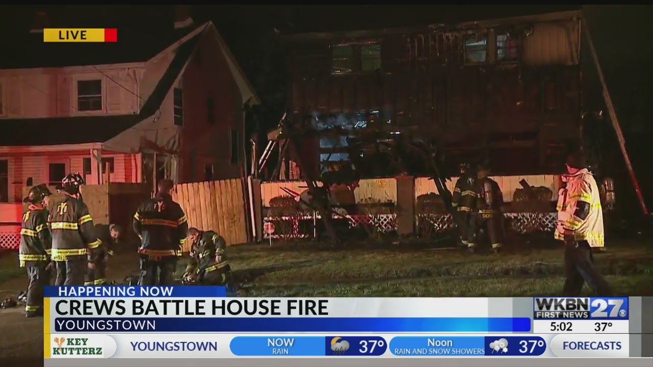 Crews battle Youngstown house fire - YouTube