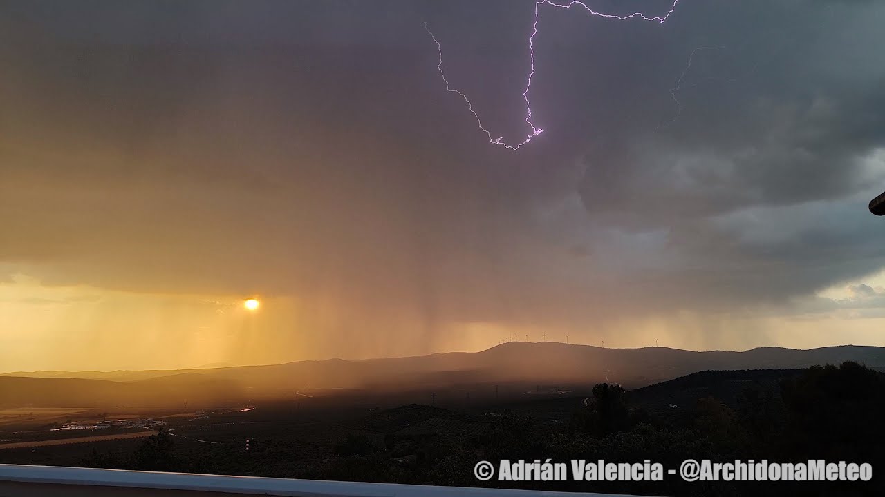 Beautiful and Loud Thunderstorm at Sunset | Espectacular Tormenta al atardecer. Archidona 19-05-2023