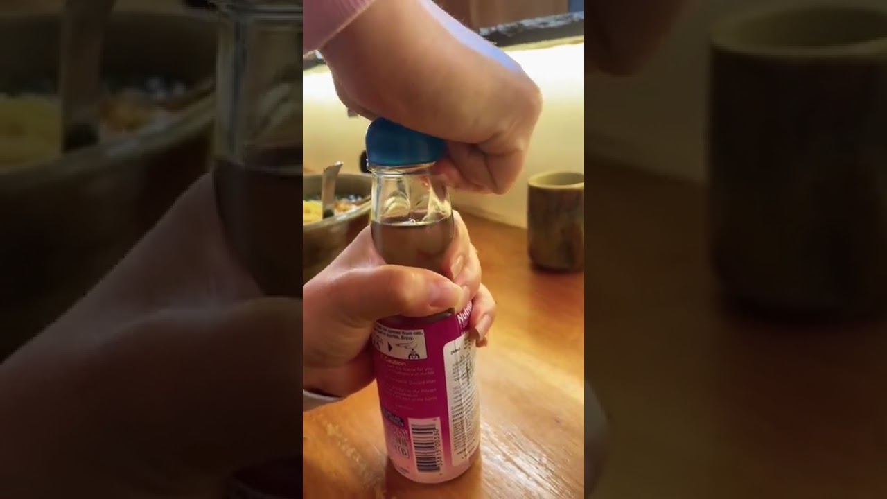 Cómo abrir un Ramune ~ How to open a bottle of Ramune ( Japanese Soda