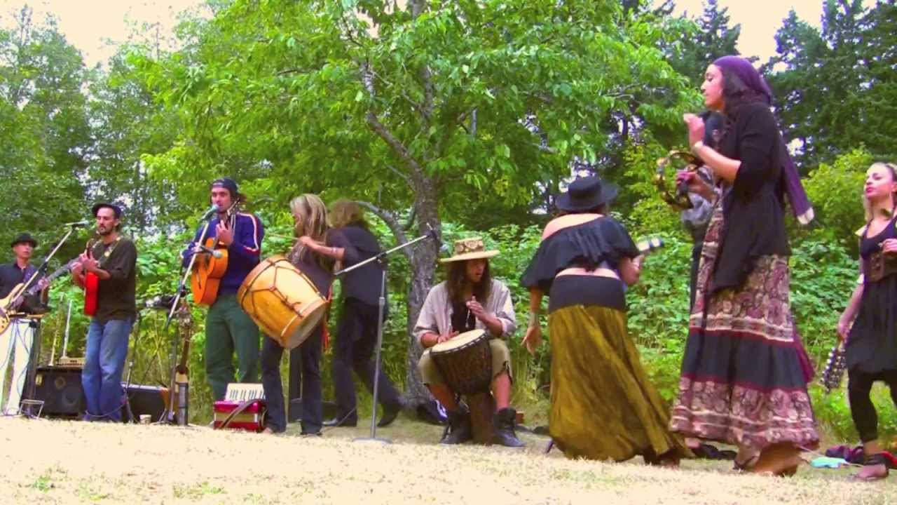 GYPSY CARAVAN on HORNBY ISLAND ^^ the RESTORED CLIPS ^^ CARDBOARD HOUSE