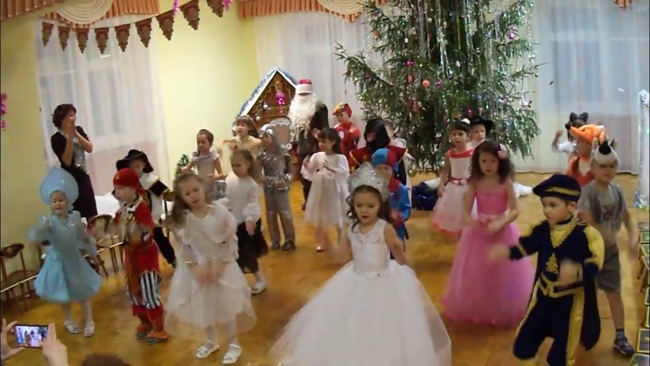 Новогодние детские танцы в детском саду. Детский сад 1 зорька г моздока республики северная осетия-алания. Детский танец снег и елки ледяные. Танец со снежком ясли. Танец снега в детском саду.