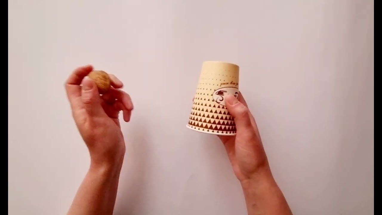 Ритмічна вправа зі стаканчиками і горішками 