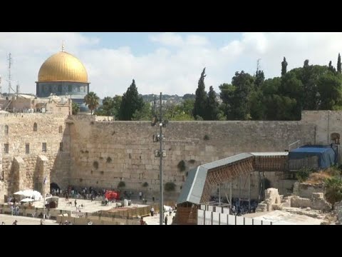 شاهد عمال النظافة يفرغون بريد الله من حائط المبكى في القدس