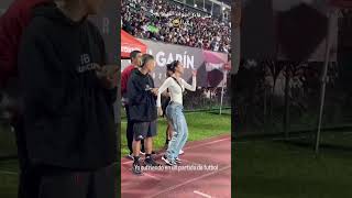 فتاة تحتفل في الملعب بطريقة جميلة جدا          اكسبلور          كرة القدم  بنات  رقص  مشجعة سمعها