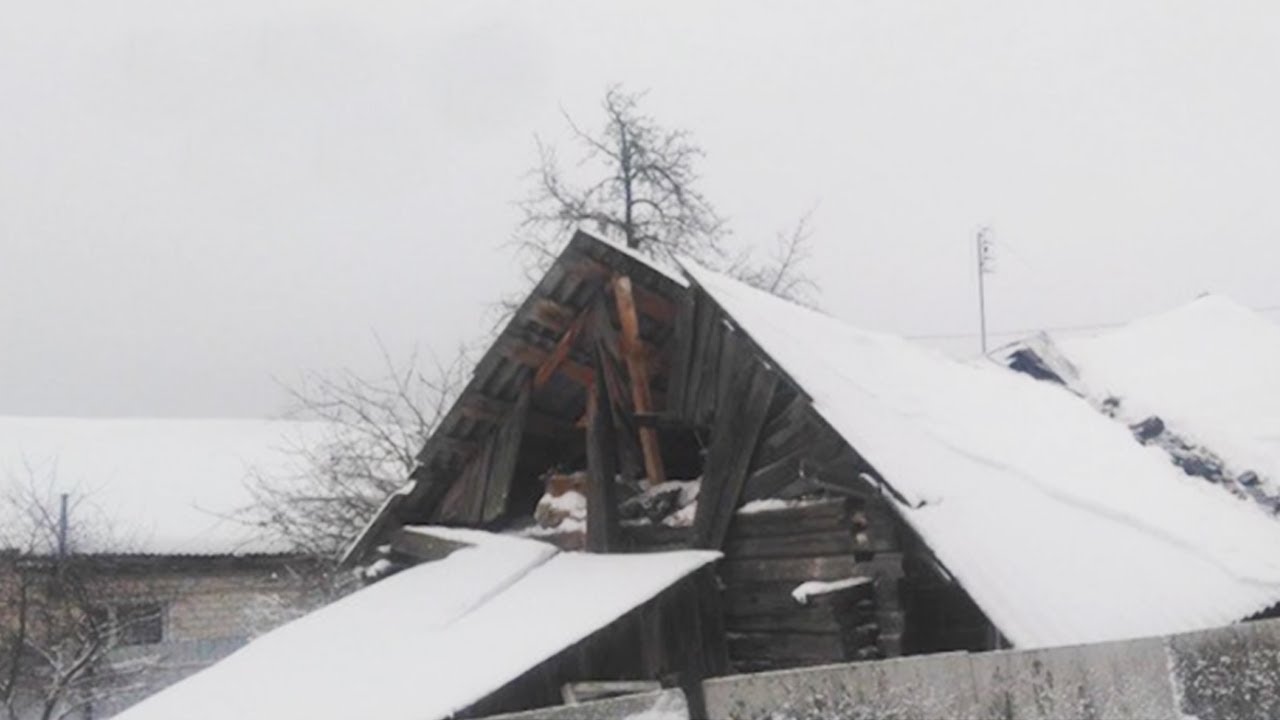 Крыши рушились под тяжестью снега. Небывалый снегопад обрушился на Беларусь