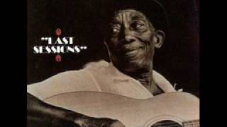 Video thumbnail of "Mississippi John Hurt - Nobody Cares for Me"