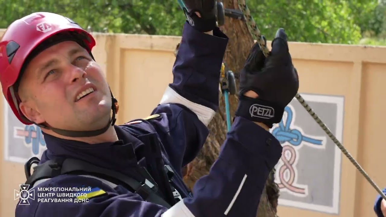 Тренування рятувальників-верхолазів