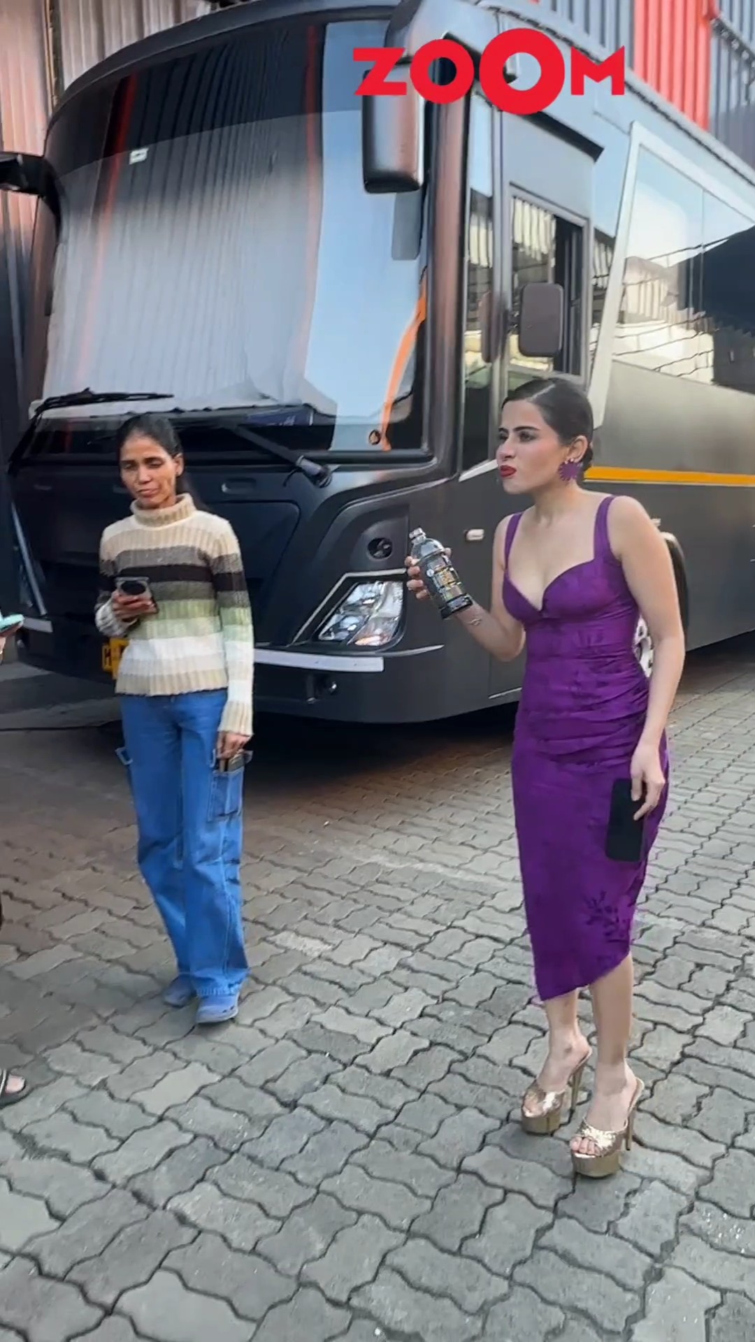 Urfi Javed STRUGGLES to walk in high-heels in front of paps? #shorts #urfijaved #urfijavedviralvideo