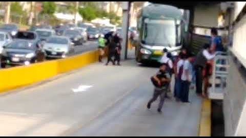 Bus de la Policía invadió carril exclusivo del Metropolitano y causó caos vehicular [VIDEO]