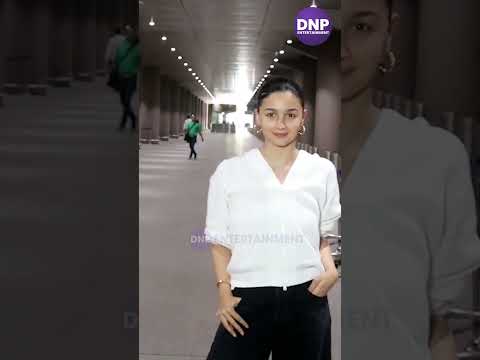 Alia Bhatt poses for the paps at the airport after a very long time || DNP ENTERTAINMENT