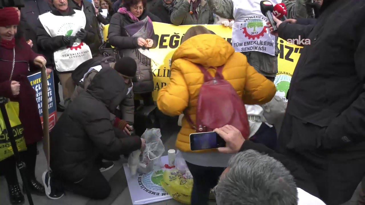 Tüm Emeklilerin Sendikası Sakarya Caddesinde “Geçinemiyoruz” başlıklı açıklama yapıyor / Ankara
