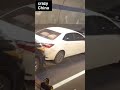 車止めてる奴にトドメ刺す奴ら(中国)