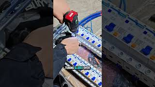 Why DON'T American Electricians Wire Distribution Boards Like Canadian Ones. electrican electrica