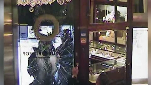 Raw: Dramatic Daylight Jewelry Robbery In UK