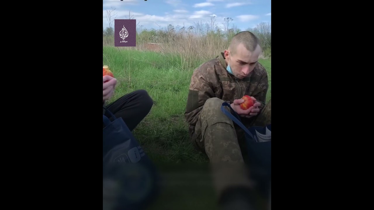 جندي أوكراني يبكي عند تناول تفاحة 🍎