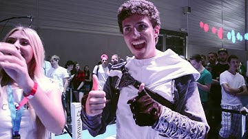 People reacting to Cyberith Virtualizer at GAMESCOM 2015.