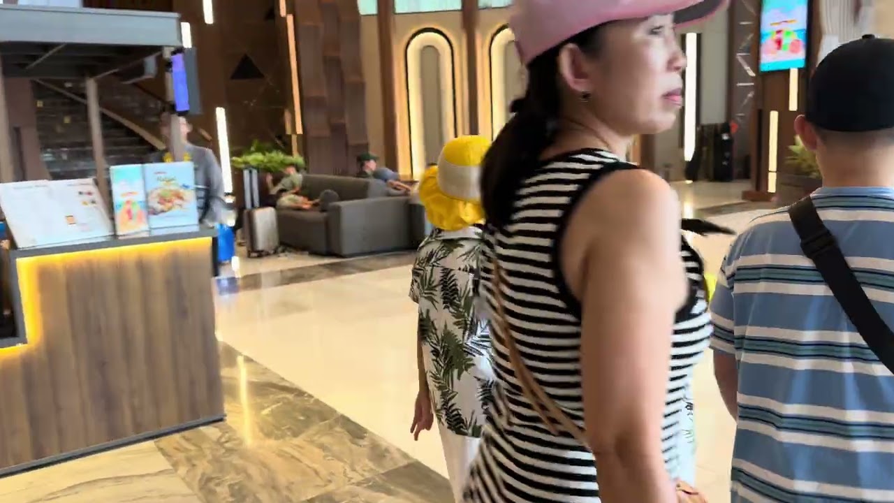 #51 VỀ VN 2025: CÂN CẢNH CHECK IN THE MALIBU HOTEL GẶP TOÀN ÁO DÀI MÀU VÀNG CHÂN DÀI VÀ CHÂN NGẮN