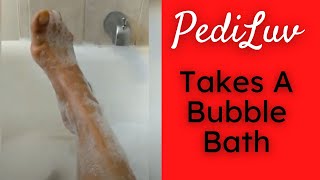 Pediluv Takes a Bubble Bath.