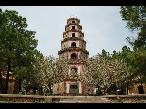 Video: Tourists Guide to Thien Mu Pagoda sa Hue, Vietnam