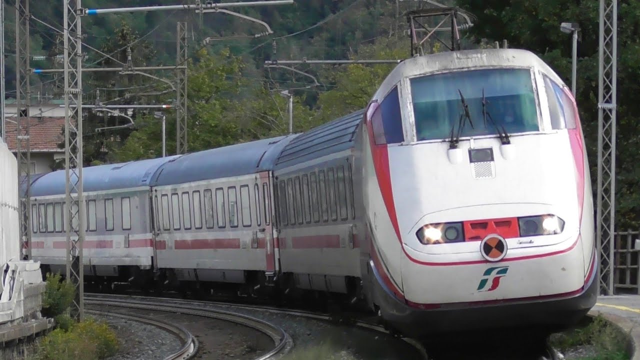 Treni in curva alla stazione di Ronco Scrivia, il grande traffico ferroviario della linea dei Giovi