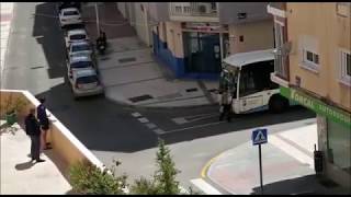 La Policía Nacional tiene que reducir a un hombre que bloqueó un autobús