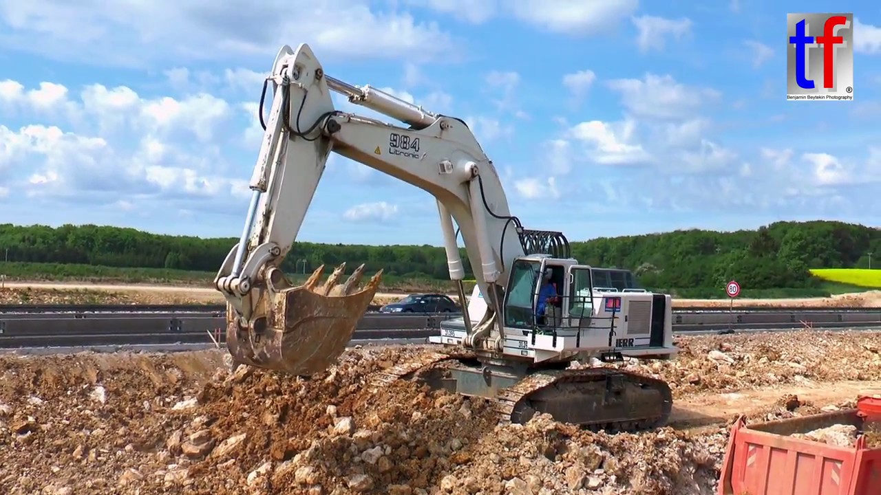 **RIESIGER** LIEBHERR R 984B, CLAAS, Mercedes-Benz, Earthworks / Erdbau A 8 Merklingen, 23.05.2017.