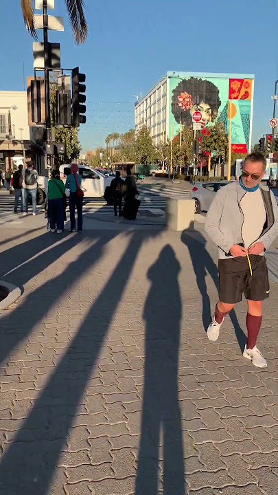 Santa Monica, Street performer drummer