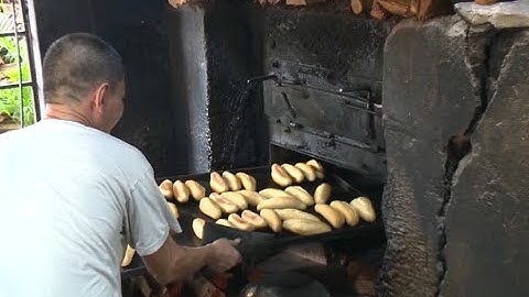 Trải nghiệm bánh mì nướng bằng lò than củi