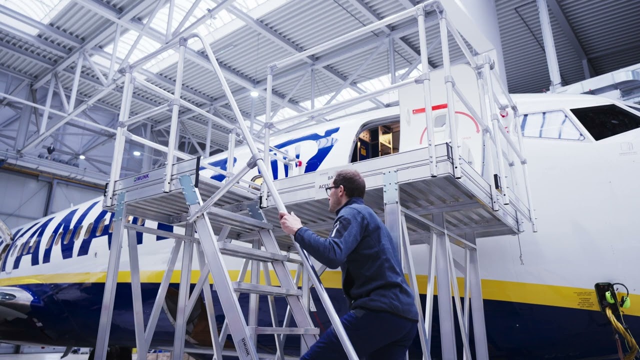 Maßgeschneiderte Wartungsbühne für Flugzeuge | MUNK Günzburger Steigtechnik