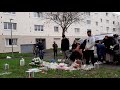 Ref:KQTtl153eMQ La famille de nabil d�pose des fleurs au pied de l'immeuble o� il a �t� tu�,  � caen