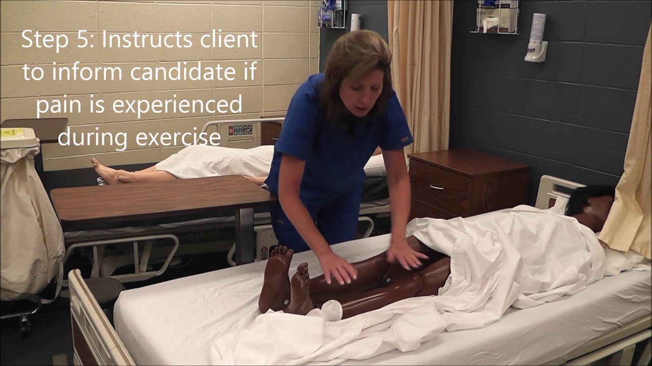 15. Выполняет пассивный диапазон движений PROM для одного колена и одной лодыжки