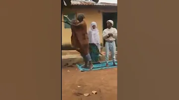 افريقي يطرد زوجته من الصلاة 